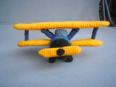 Es gab nur eine Anleitung für ein einfaches Flugzeug, einen Doppeldecker hab ich dann so versucht daraus zu machen