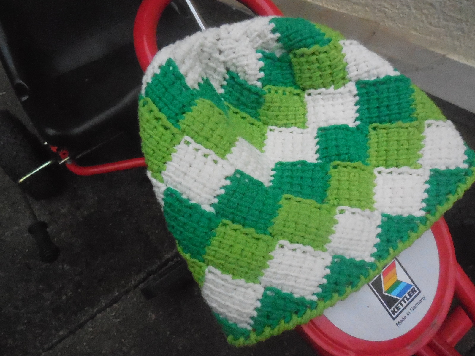 eine tunesisch gehäkelte Mütze