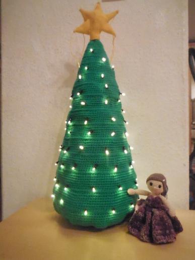gehäkelter Weihnachtsbaum mit Lichterkette.