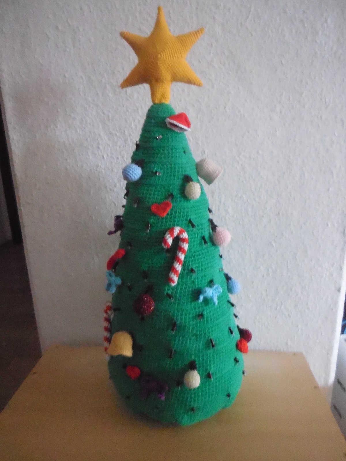 Geschmückter Weihnachtsbaum, bis hoch zur Sternspitze sind es ca. 60cm