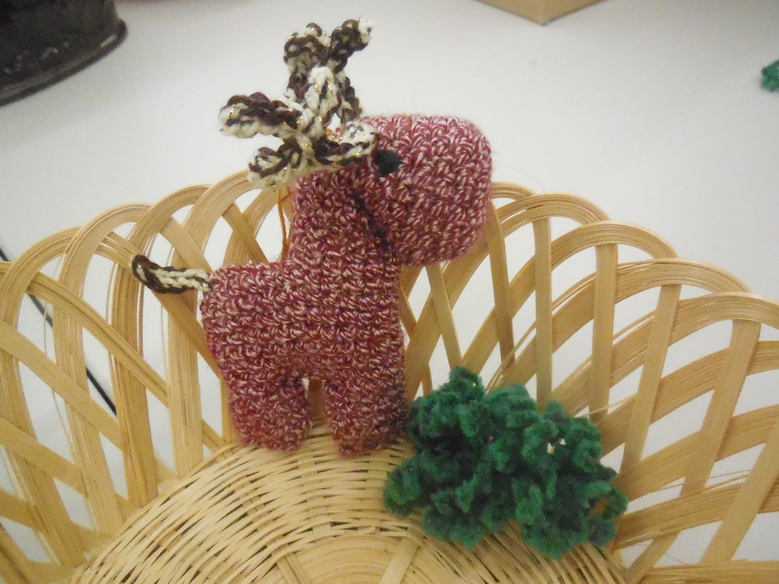 kleines Rentier, im Gatter mit Grünzeug (Futter) :D