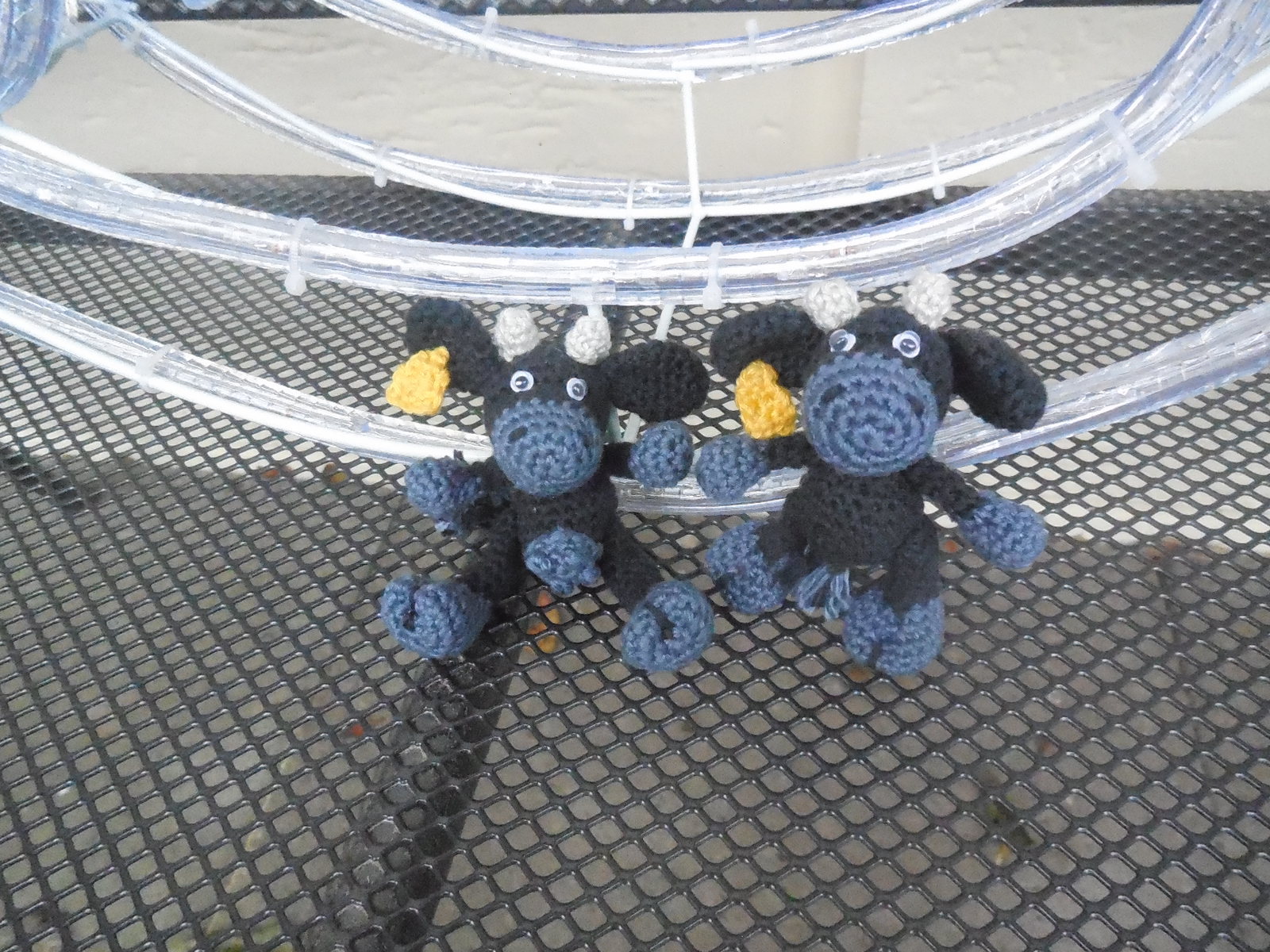 ein privater Häkelauftrag, zwei kleine schwarze Welsh Kälber