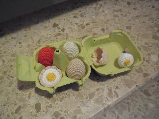 gehäkelte Eier, evtl. für den Kaufladen...?  :)